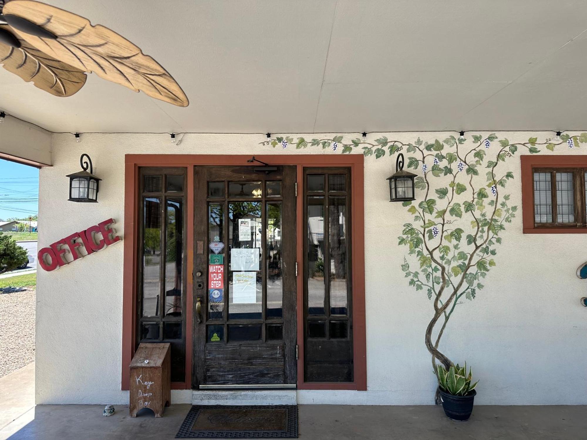 Sunset Inn And Suites Fredericksburg Ngoại thất bức ảnh